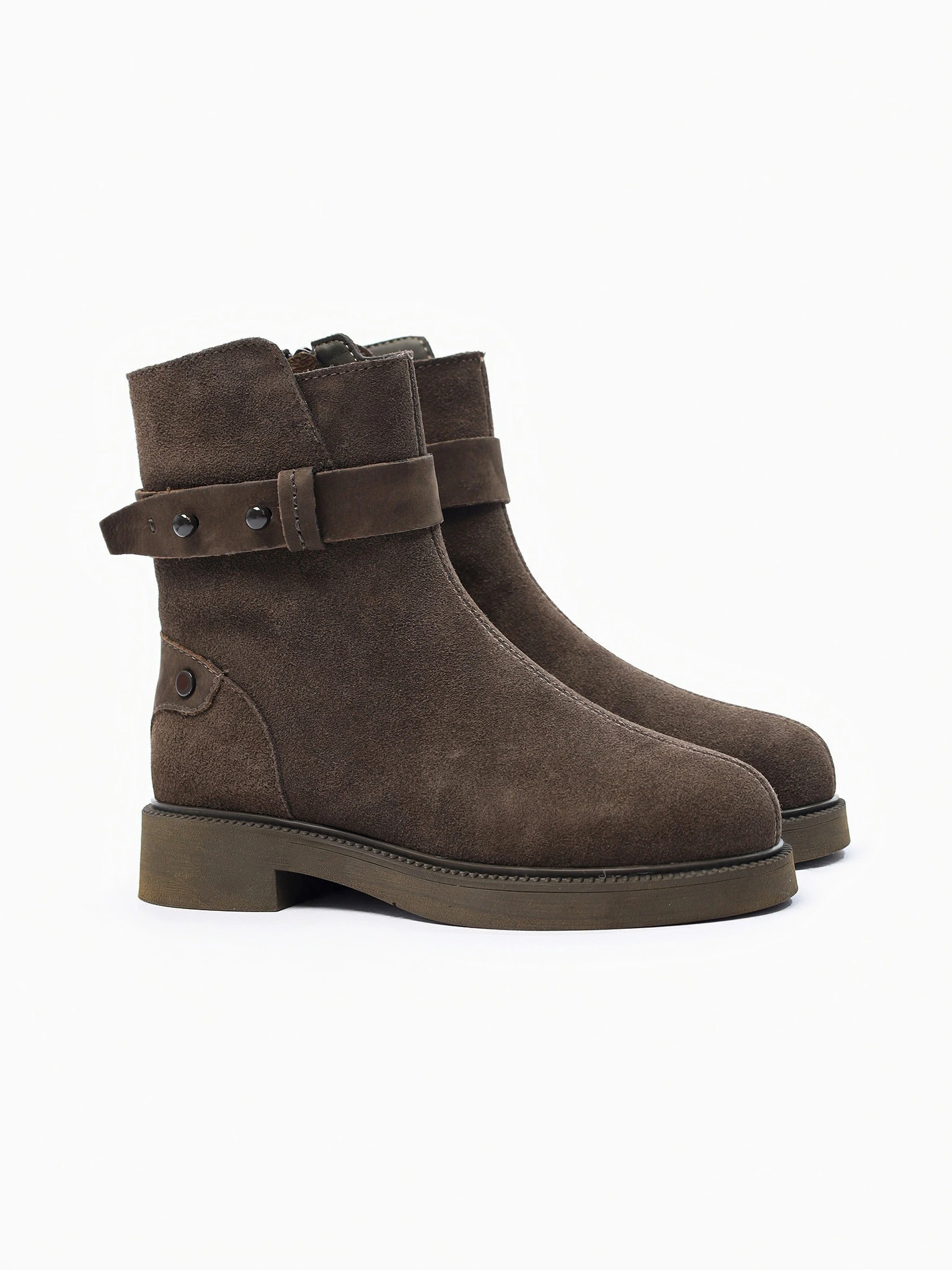 Ботинки оливкового цвета из натуральной замши на среднем каблуке